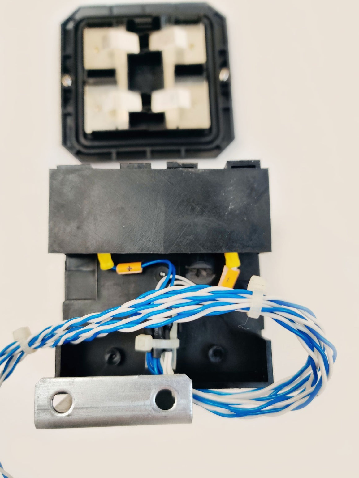 Fanuc AM1 Battery Holder LR20 1.5V Robot LR Mate 200iB Tested