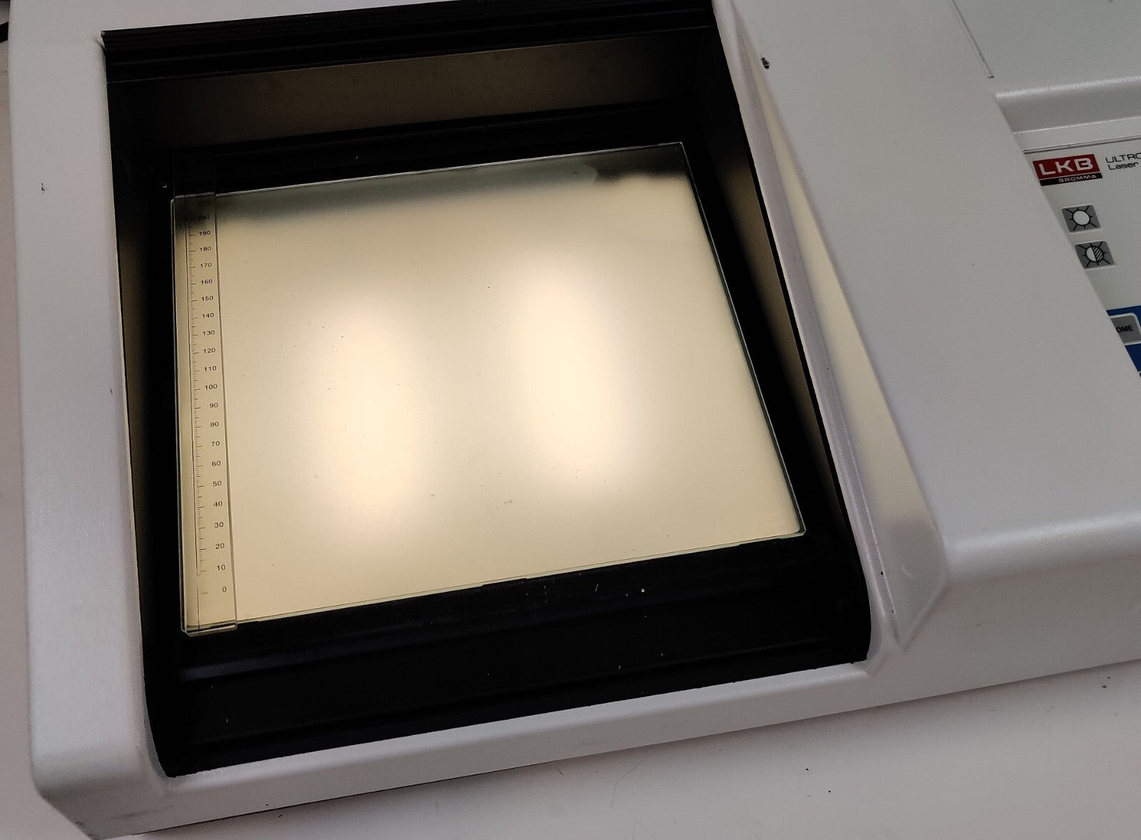 GE Akta Pharmacia LKB 2222-010 UltroScan XL Laser Desintometer w Display Monitor - 