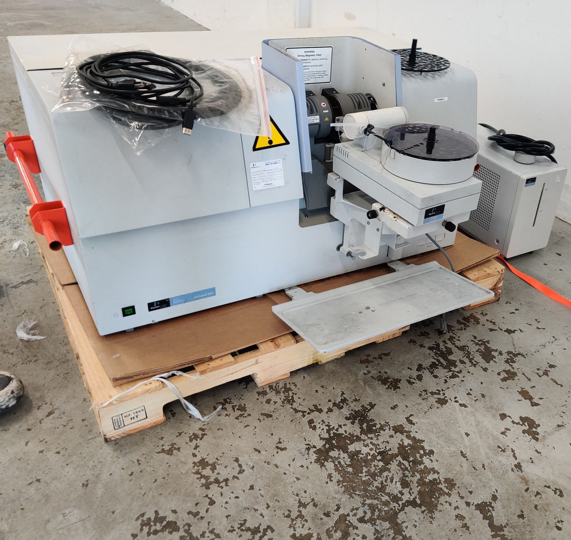 PerkinElmer AAnalyst 600 AA Spectrophotometer AS-800 Autosampler Chiller WinLab
