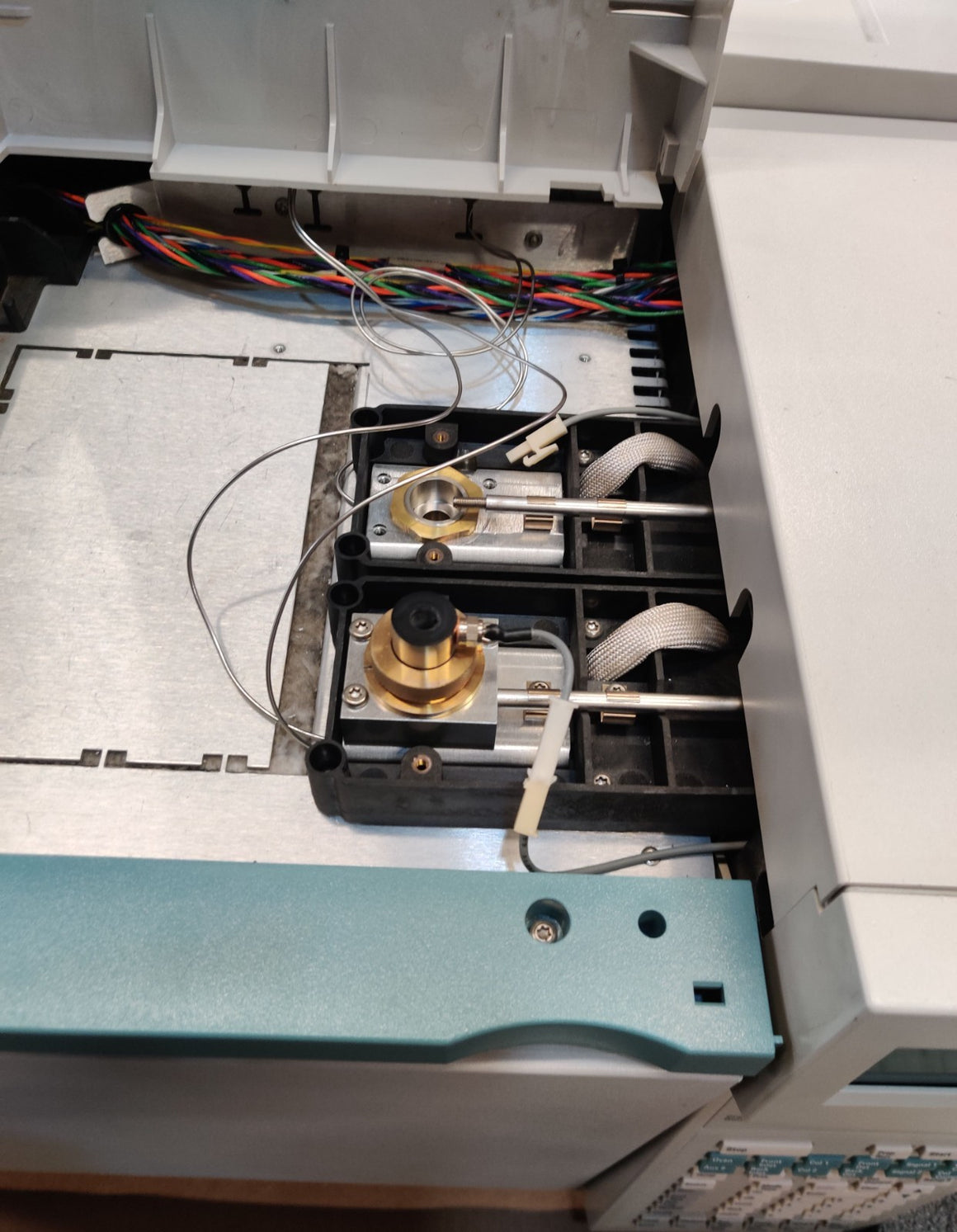 Agilent 6890 Plus Gas Chromatograph G1530A with FID Detector and S/SL