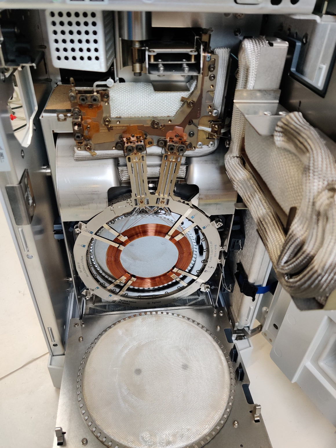 Agilent Intuvo 9000 Gas Chromatograph w/ HP-5ms Column & MMI Inlet Ready - 