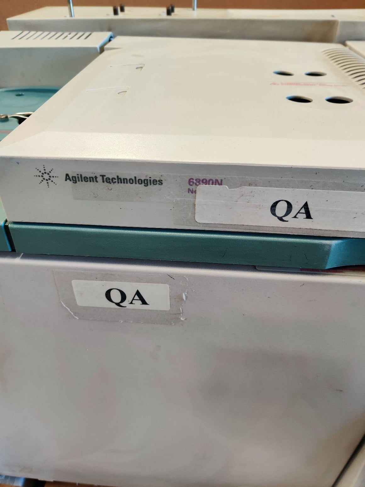 Agilent 6890N Network Gas Chromatograph G1530N with FID Detector, S/SL Injector - 